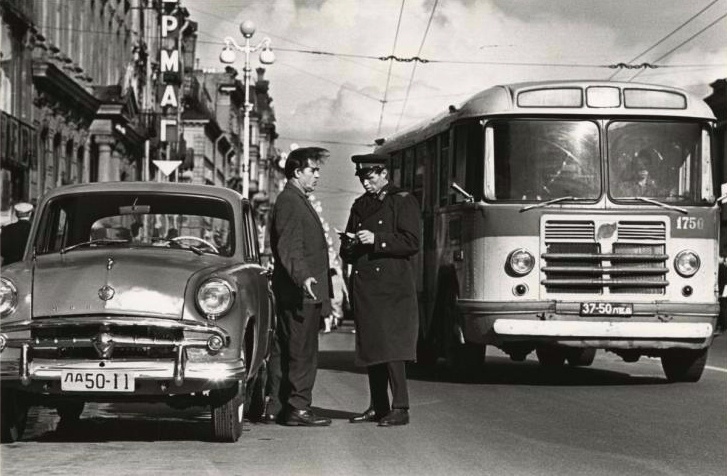 Милиционер и нарушитель на Невском проспекте, 1960-е, г. Ленинград. Выставки&nbsp;«На посту»&nbsp;и «Моя милиция меня бережет» с этой фотографией.