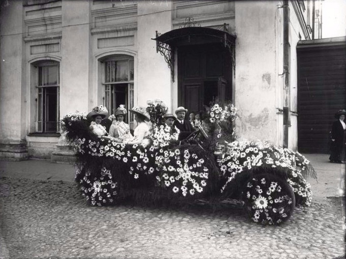 День «Белой ромашки», 1912 год, г. Нижний Новгород. День помощи больным туберкулезом.Выставка «День белого цветка» с этой фотографией.
