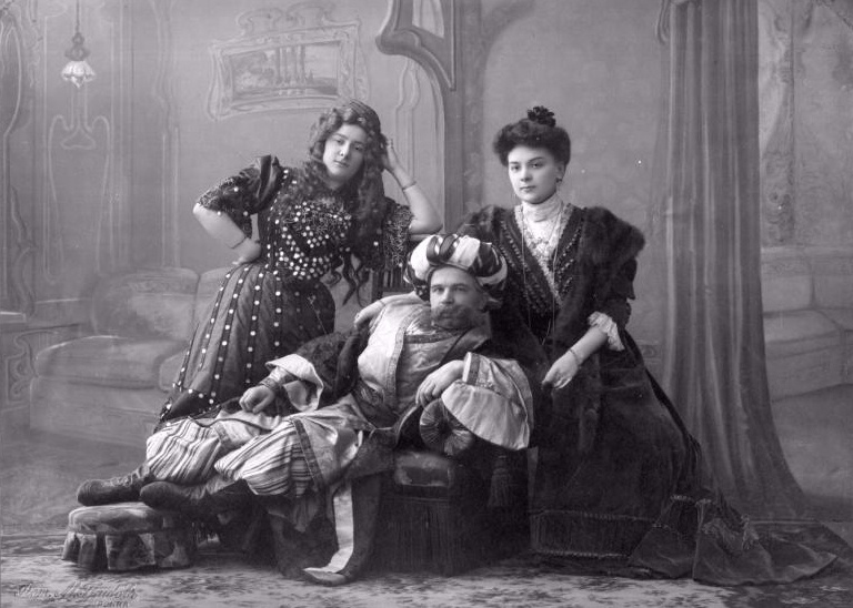 Семейный портрет в карнавальных костюмах в интерьере, 1900-е, г. Москва. Выставка «Студийная фотография: фантазии фотографа и модели» с этим снимком.