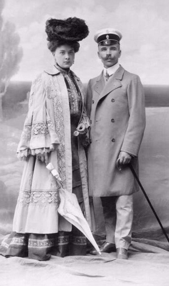 Портрет супружеской пары, 1906 год. Видео «К 180-летию фотографии. Эпизод V: "Аристотипные бумаги"» с этим снимком.