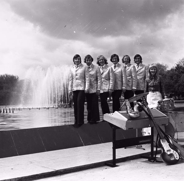 ВИА «Поющие электрины», 1970-е, г. Москва. Выставка «10 лучших фотографий Парка Горького» с этим снимком.