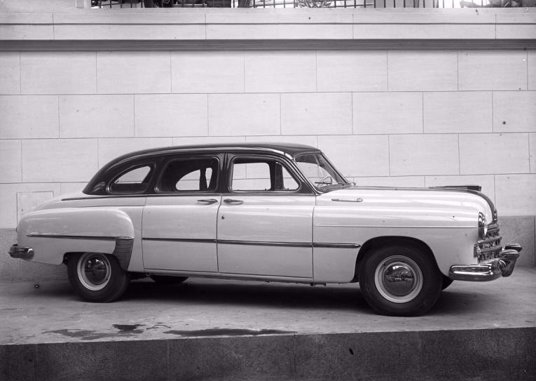 Легковой автомобиль ЗИМ, 1954 - 1956, г. Москва. Авторство снимка приписывается Е. И. Баженову.Выставки «Вот это тачка!» и&nbsp;«Роскошь и средство передвижения» с этой фотографией.