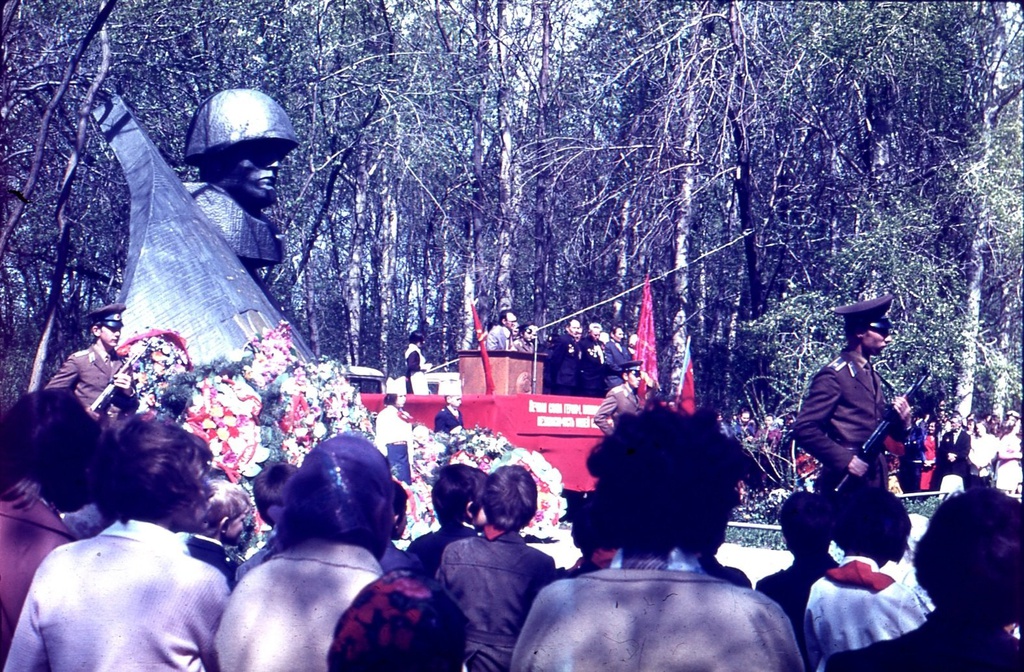 Праздник Победы, 9 мая 1978, Воронежская обл., Таловский р-н, пос. Институт Докучаева. Митинг, посвященный 33-й годовщине Победы в Великой Отечественной войне. Выступает директор НИИСХ ЦЧП им. В.В. Докучаева Владимир Ефимович Шевченко.&nbsp;