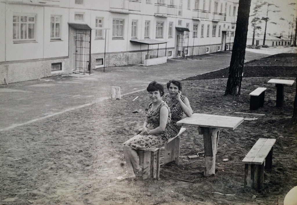 Во дворе у дома в Сосновом Бору, 1968 год, г. Чита. Выставка «Без фильтров. Любительская фотография Оттепели и 60-х» с этой фотографией.