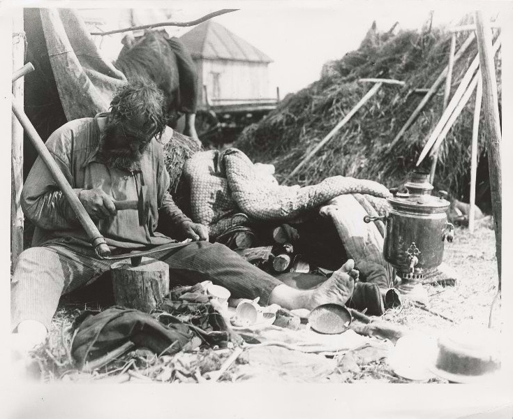Крестьянин у шалаша отбивает косу, 1914 год. Выставка «Освобожденные крестьяне» с этой фотографией.