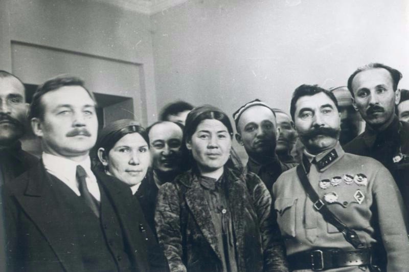 Второй съезд колхозников. Карл Бауман, Семен Буденный и туркменская делегация, 11 - 17 февраля 1935