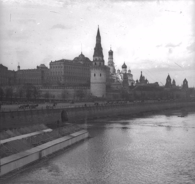 Кремль и дворец с Каменного моста, май 1896, г. Москва. Видеовыставка «Перенос столицы» с этой фотографией.&nbsp;