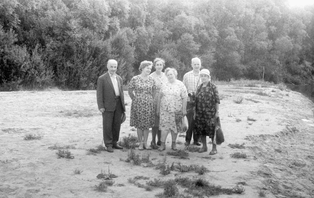 Группа людей на берегу реки Гауя, июнь - август 1964, Латвийская ССР, г. Сигулда. 