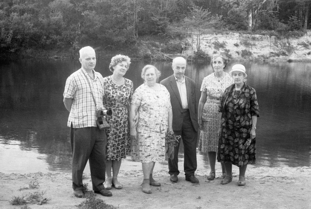 Группа людей на берегу реки Гауя, июнь - август 1964, Латвийская ССР, г. Сигулда. 