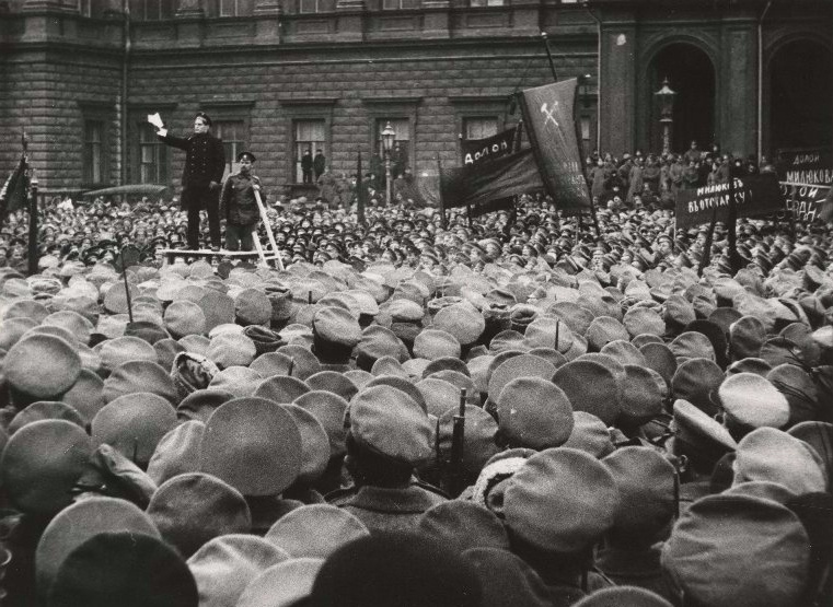 Митинг протеста против политики Павла Милюкова, апрель 1917, г. Петроград. Подробнее о причинах выхода Павла Милюкова из правительства смотрите здесь.&nbsp;