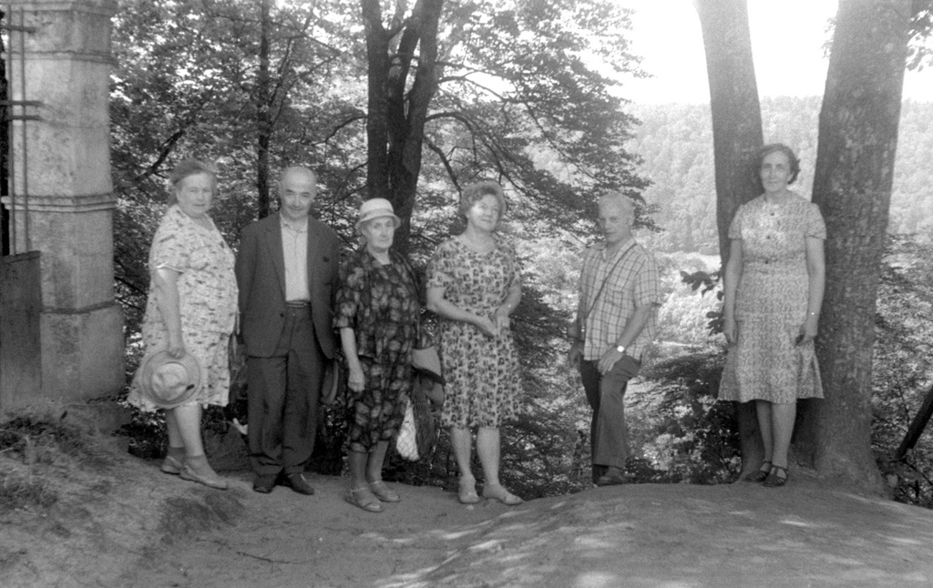 Группа людей на крутом берегу реки Гауя, июнь - август 1964, Латвийская ССР, г. Сигулда. 