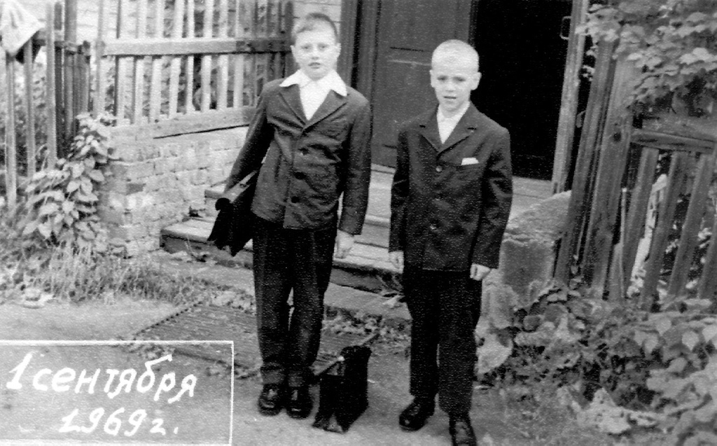 Два школьника, 1 сентября 1969, г. Москва. Александр Семин и Владимир Карлов собрались в школу. 