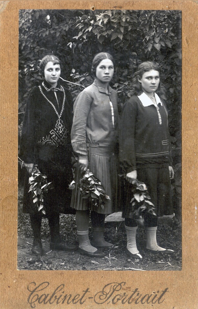 Портрет трех молодых девушек, 1 июня 1931 - 31 октября 1933, Воронежская губ., Новохоперский р-н, с. Красное. 