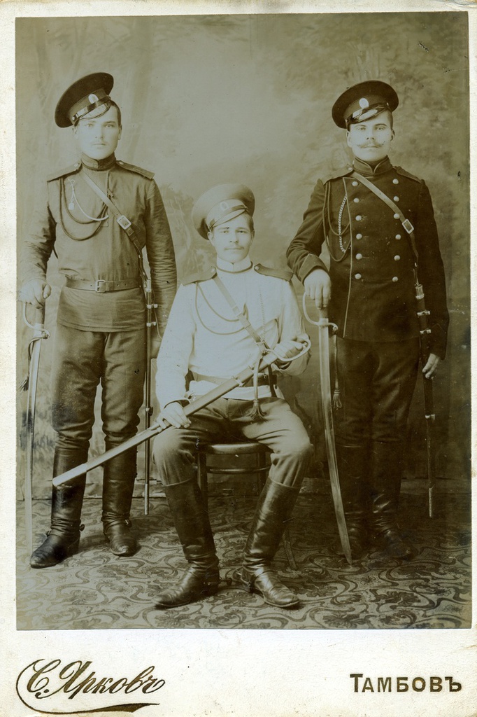 Портрет трех молодых людей в военной форме, 1912 - 1918, Тамбовская губ., г. Тамбов. 