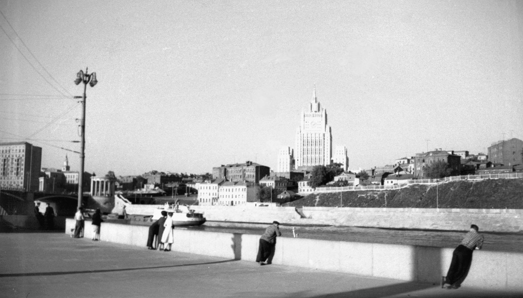 Набережная Москвы реки с видом на здание МИДа, 1 июня 1956 - 31 июля 1957, г. Москва. Здание МИДа.