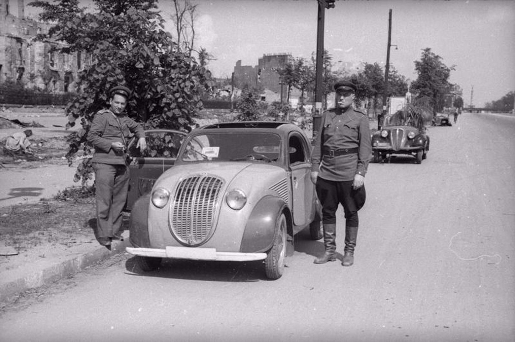 Два советских офицера около машины «Steyr 50», 1945 год, Германия. Выставка «Вот это тачка!» с этой фотографией.&nbsp;