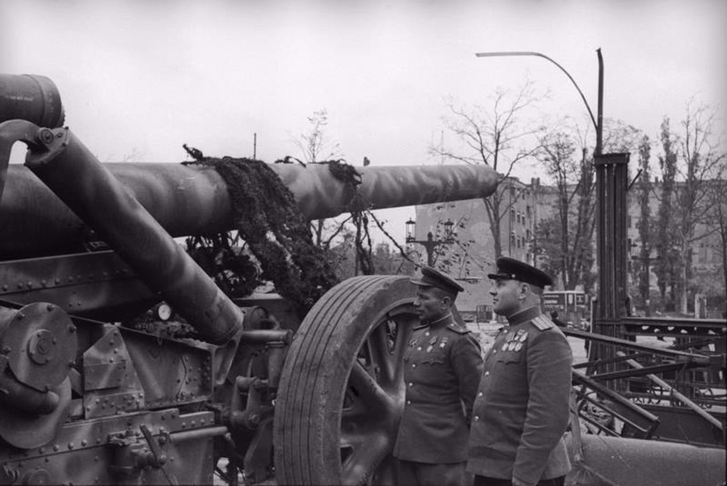 Два офицера около немецкого артиллерийского орудия, 1945 год, Германия, г. Берлин