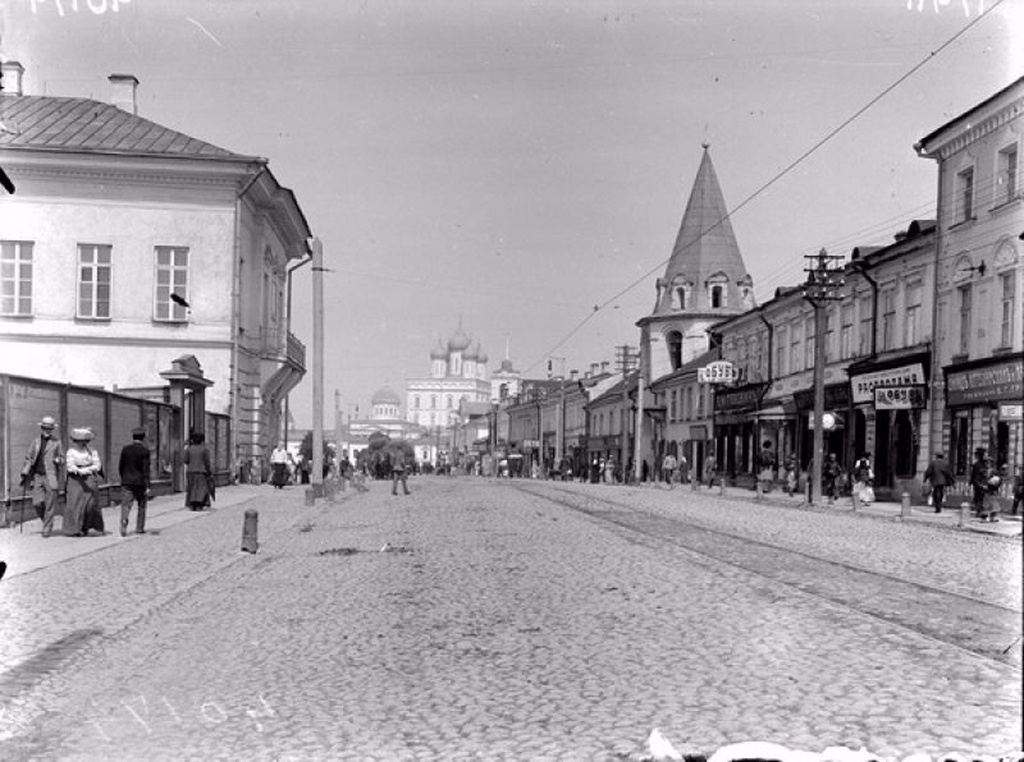 Вид Великолуцской улицы с видом на соборы в Детинце и колокольней церкви Михаила Архангела (справа), 1908 год, г. Псков
