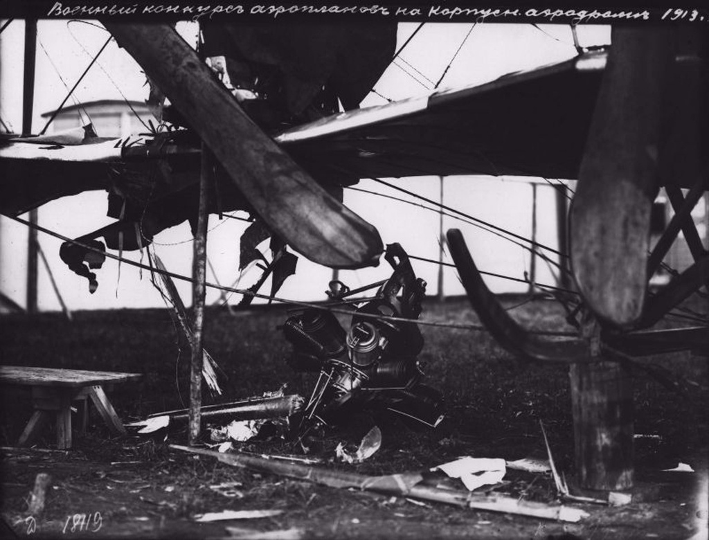 Поврежденный самолет «Русский Витязь» на военном конкурсе аэропланов, 1913 год. Оторвавшийся двигатель другого самолета, который пилотировал Адам Габер-Влынский, повредил «Русский витязь».