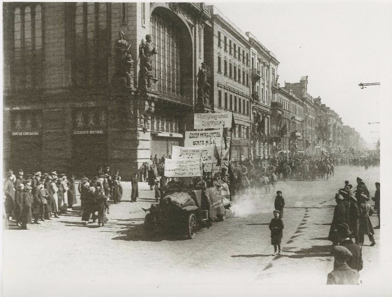 Агитационный автомобиль на Невском проспекте, 1 мая 1918, г. Петроград. Выставки&nbsp;«Первомай» и «Невский проспект» с этой фотографией.