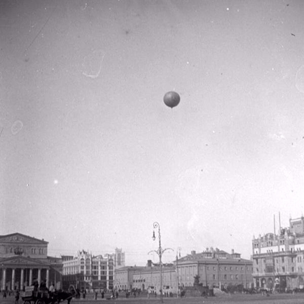 Воздушный шар над Театральной площадью, 1910-е, г. Москва. Большой театр, торговый дом «Мюр и Мерелиз», гостиница «Метрополь».
