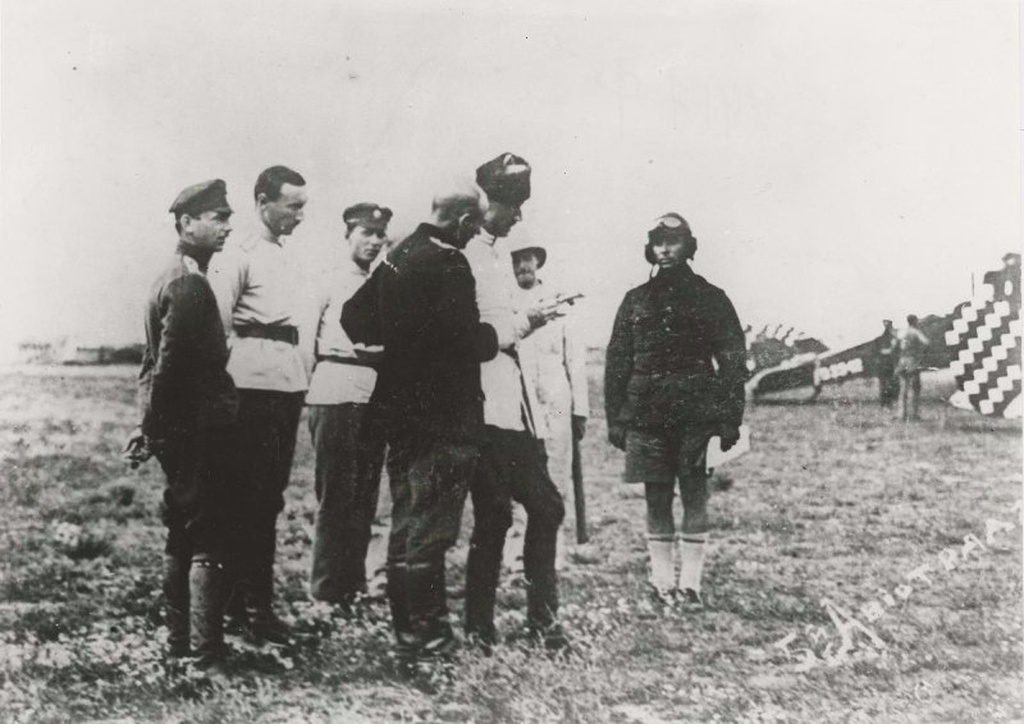 Петр Николаевич Врангель (в папахе), начальник его полевого штаба и французский корреспондент на передовых позициях, апрель - ноябрь 1920, Таврическая губ.. Врангель инспектирует летчиков Пятого авиаотряда. Перед ним стоит пилот в шортах британской тропической формы.&nbsp;Петр Врангель – русский военачальник, участник Русско-японской и Первой мировой войн, один из главных руководителей Белого движения в годы Гражданской войны. Главнокомандующий Русской армии в Крыму и Польше (1920 год). Генерального штаба генерал-лейтенант (1918 год).&nbsp;Фотография, предположительно, снята в Крыму.&nbsp;