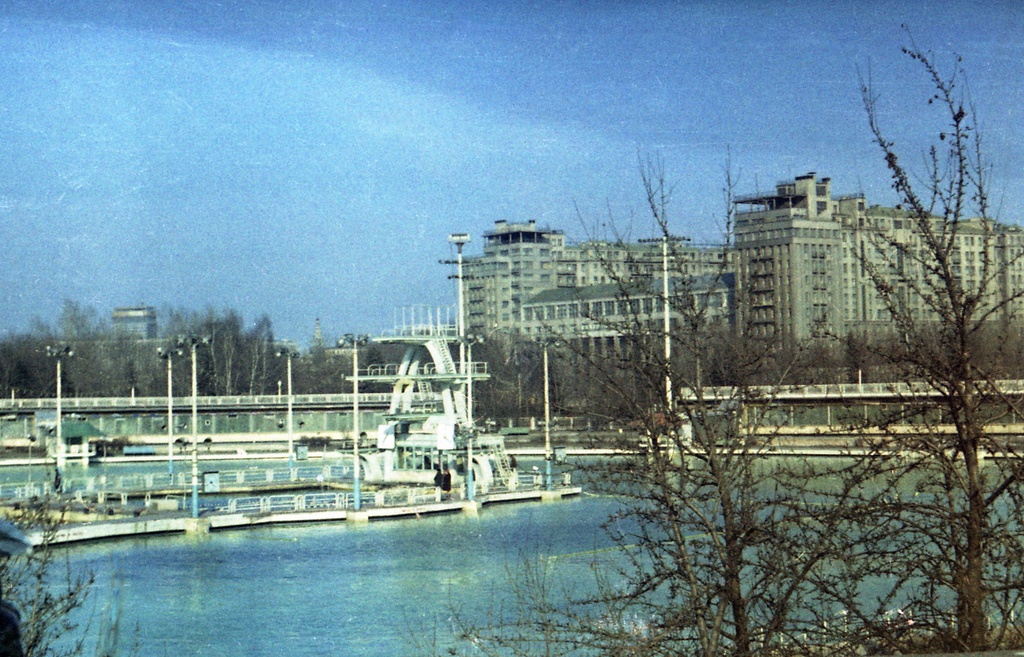 Бассейн «Москва» и Дом на набережной, апрель 1979, г. Москва. 