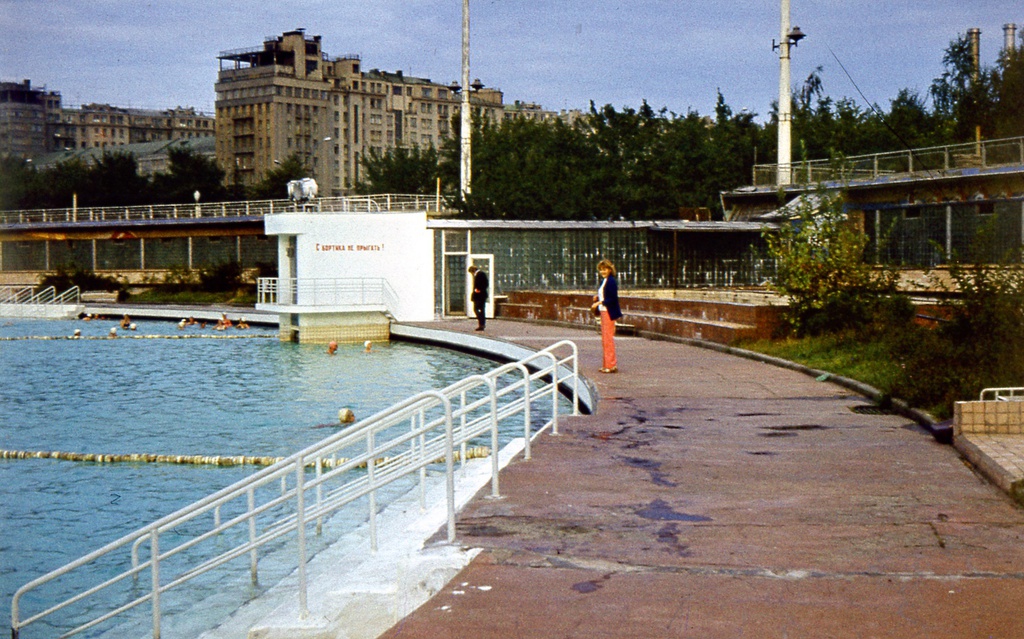 Бассейн «Москва», июль 1974, г. Москва. «Иногда плавали только дети, а взрослые просто ждали их, прогуливаясь вдоль бортиков».