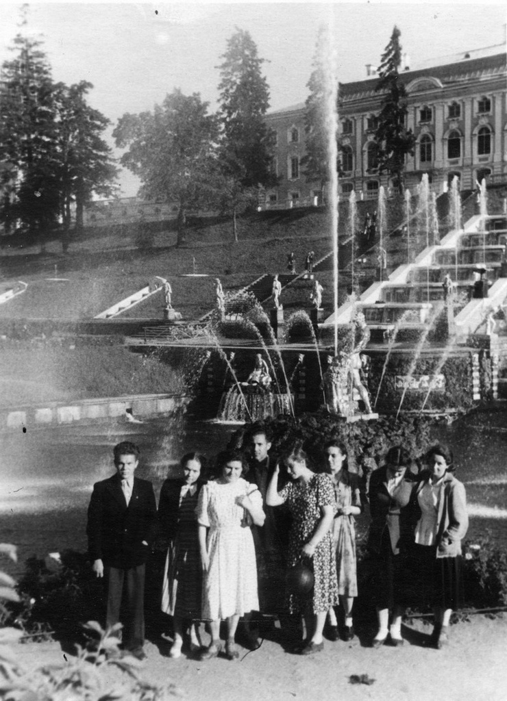 Группа молодежи на фоне Большого каскада и Большого дворца, июль 1954, г. Петродворец. Крайний слева – Альберт Шарыпов, вторая слева – Ида Шарыпова.Ныне Петергоф.