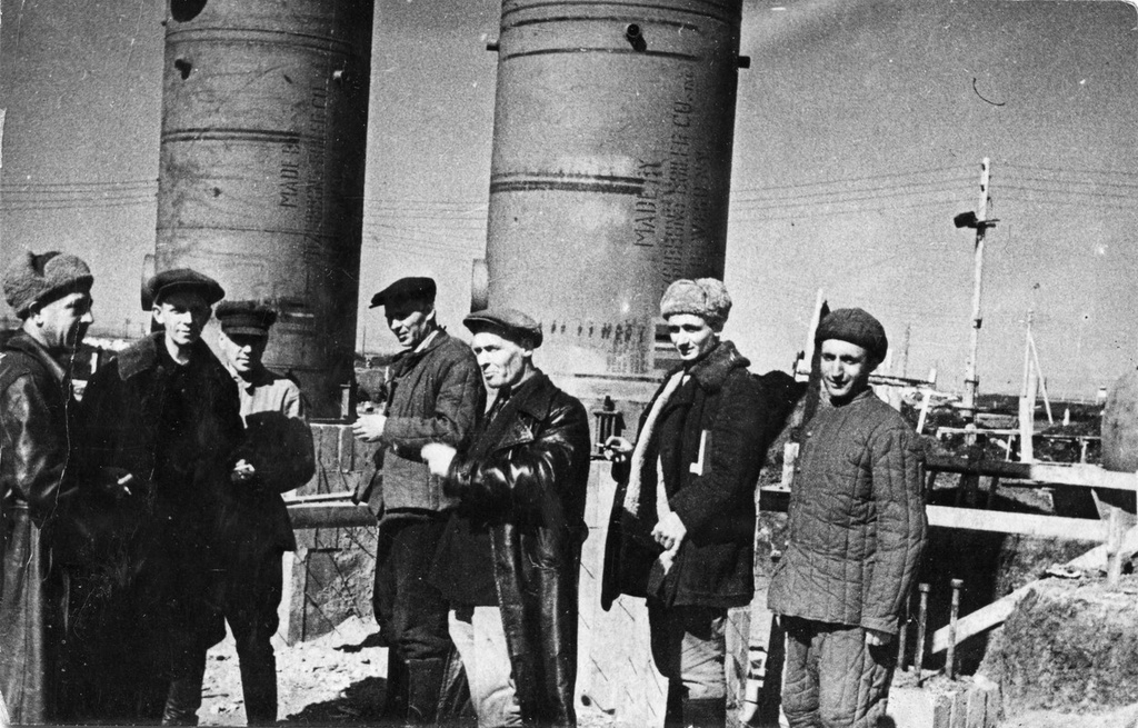 На стройплощадке куйбышевского нефтеперегонного завода № 443, 15 апреля 1944, г. Куйбышев