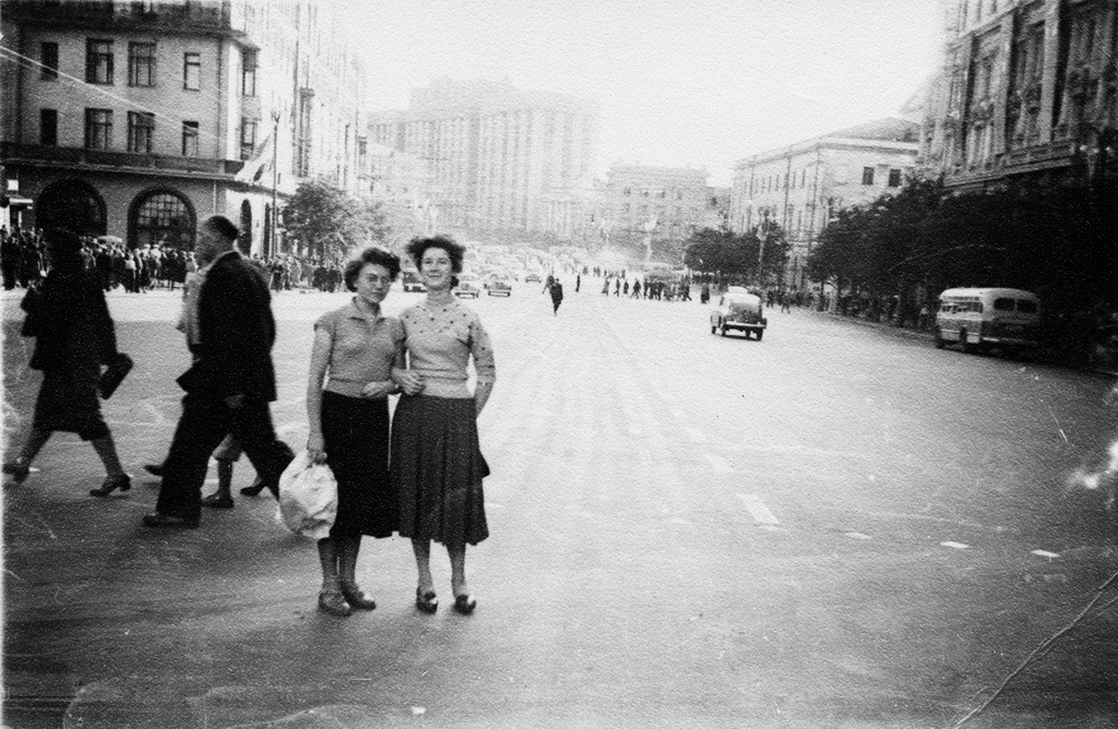 Ида Шарыпова и Тамилла Никифорова на проспекте Маркса, 1 мая 1958 - 30 сентября 1959, г. Москва