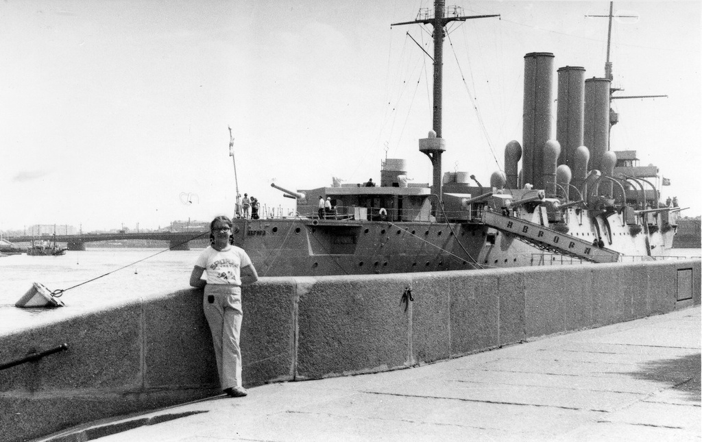 Оля Афанасьева на фоне крейсера «Аврора», 1 мая 1982 - 30 сентября 1983, г. Ленинград