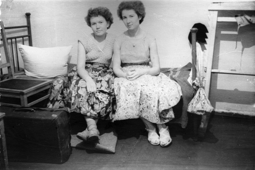 Ида Шарыпова и Тамилла Никифорова, 1 мая 1958 - 30 сентября 1959, г. Москва. Выставка «На лето – босоножки» с этой фотографией.