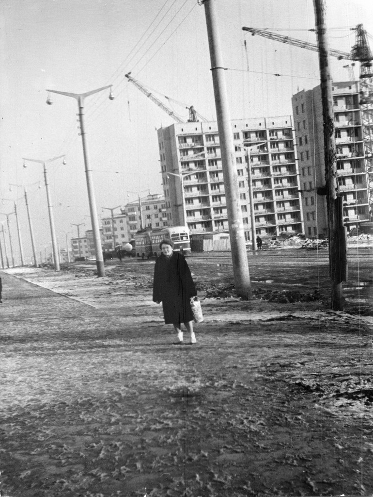 Ида Афанасьева на пересечении улиц Аэродромной и Энтузиастов, 8 ноября 1966, г. Куйбышев