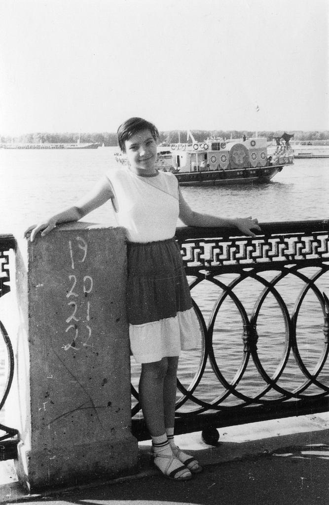 Оля Афанасьева на набережной Невы, июнь - сентябрь 1986, г. Ленинград