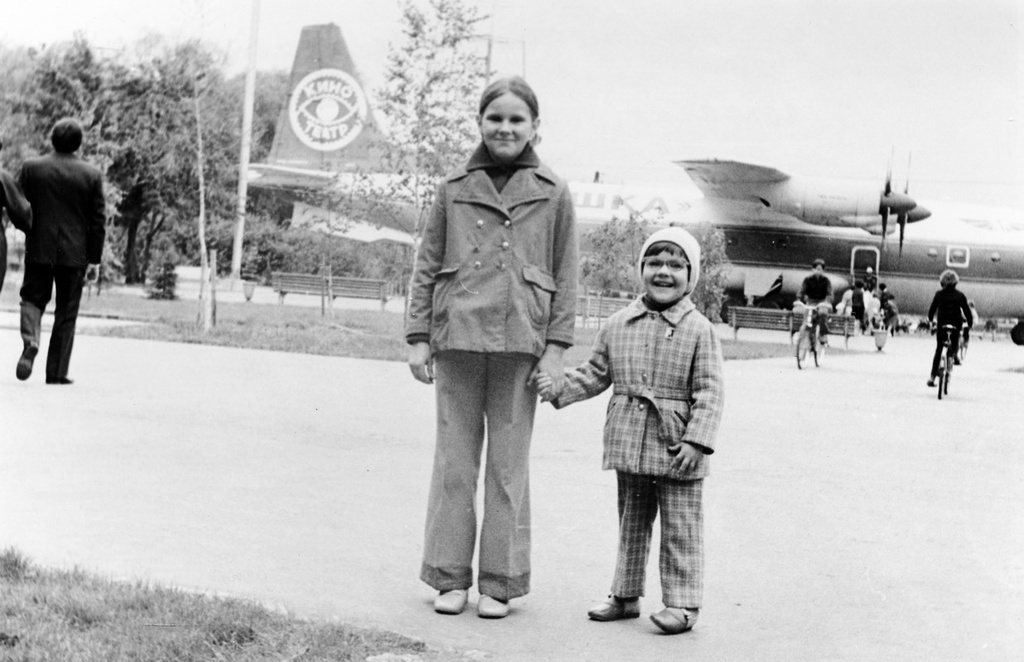 Юлия Бикбулатова и Оля Афанасьева (справа) на фоне самолета Ан-10, переоборудованного в кинотеатр «Антошка» в парке имени Юрия Гагарина, 20 августа 1978, г. Куйбышев. Ныне Самара.&nbsp;