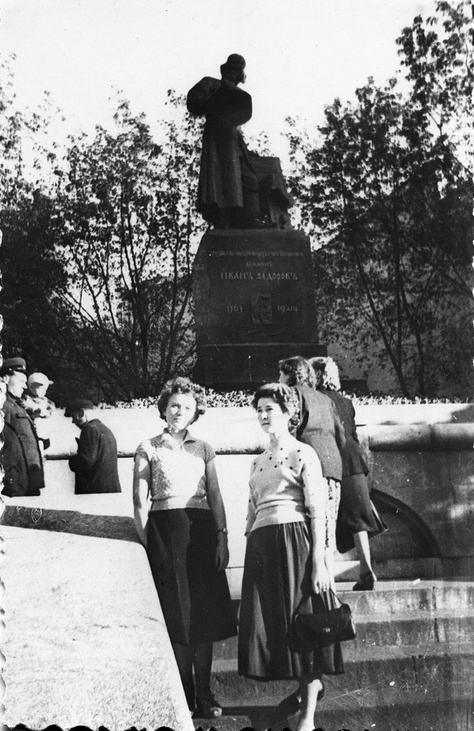 Ида Шарыпова и Тамилла Никифорова на фоне памятника первопечатнику Ивану Федорову, 1 мая 1958 - 31 октября 1959, г. Москва