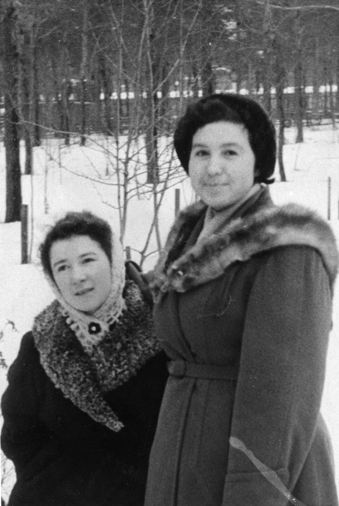 Тамилла Никифорова и Римма Чижикова, декабрь 1958, г. Москва