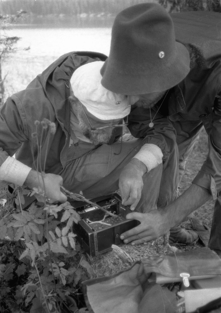 Ремонт кинокамеры в походных условиях, 14 августа 1989, Горно-Алтайская АО, Усть-Коксинский р-н. Справа Сергей придерживает кинокамеру, слева за работой – Петр Кучеренко. Около&nbsp;озера Тальмень.