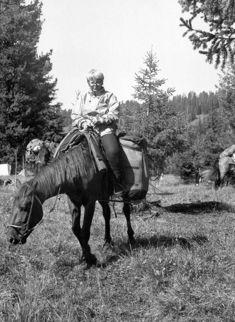 Верхом на лошади – Калина Ковачева (Болгария) – готовится в поход., 15 августа 1989, Горно-Алтайская АО, Усть-Коксинский р-н. Около озера Тальмень.