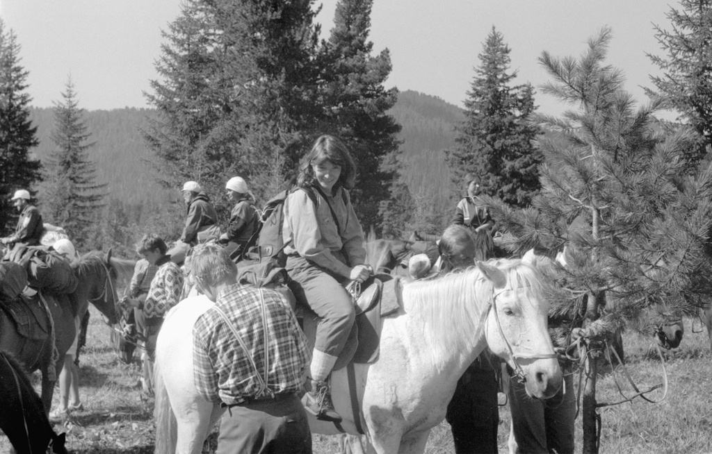 Верхом на лошади девушка Ли (из Канады) – готовится в поход, 15 августа 1989, Горно-Алтайская АО, Усть-Коксинский р-н. Около озера Тальмень.