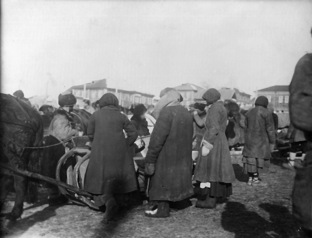 Базар в Кудымкаре, 8 марта 1931, Уральская обл., пгт. Кудымкар. В 1938 году поселок городского типа Кудымкар получил статус города.
