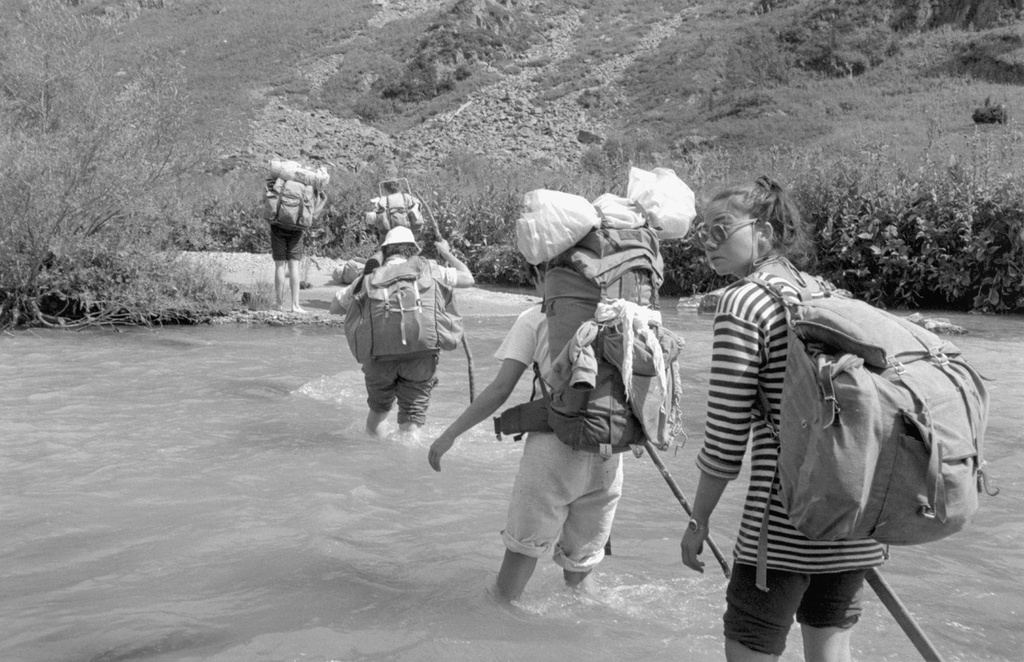 Туристы переходят горную речку на Алтае, 19 августа 1989, Горно-Алтайская АО, Усть-Коксинский р-н. Крайняя справа – Ольга Афанасьева.Выставка «Безмолвие Алтая» с этим снимком.
