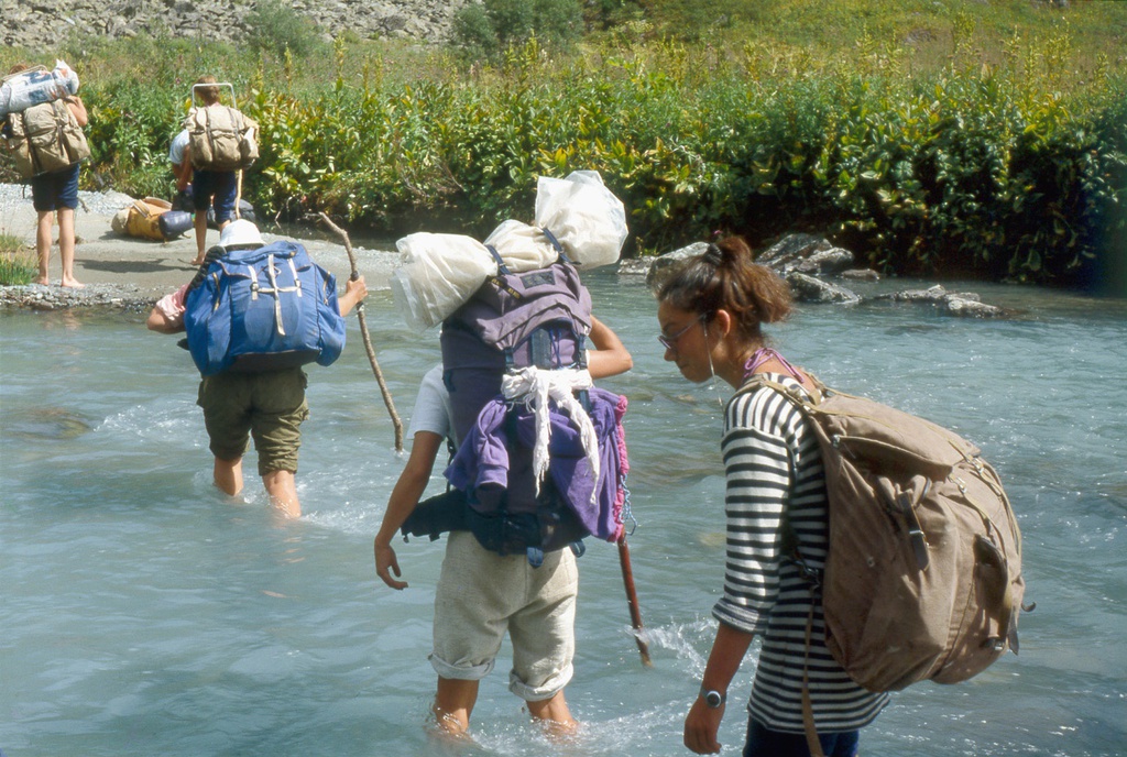 Туристы переходят горную реку на Алтае, 19 августа 1989, Горно-Алтайская АО, Усть-Коксинский р-н. Крайняя справа – Ольга Афанасьева.