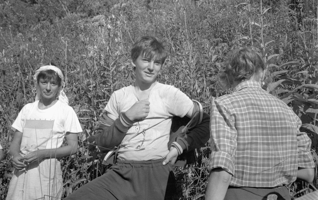 Туристы на привале у озера Тальмень на Алтае, 19 августа 1989, Горно-Алтайская АО, Усть-Коксинский р-н. Слева – Кристиан (из Швейцарии), в центре – Вадим, справа - Ольга.
