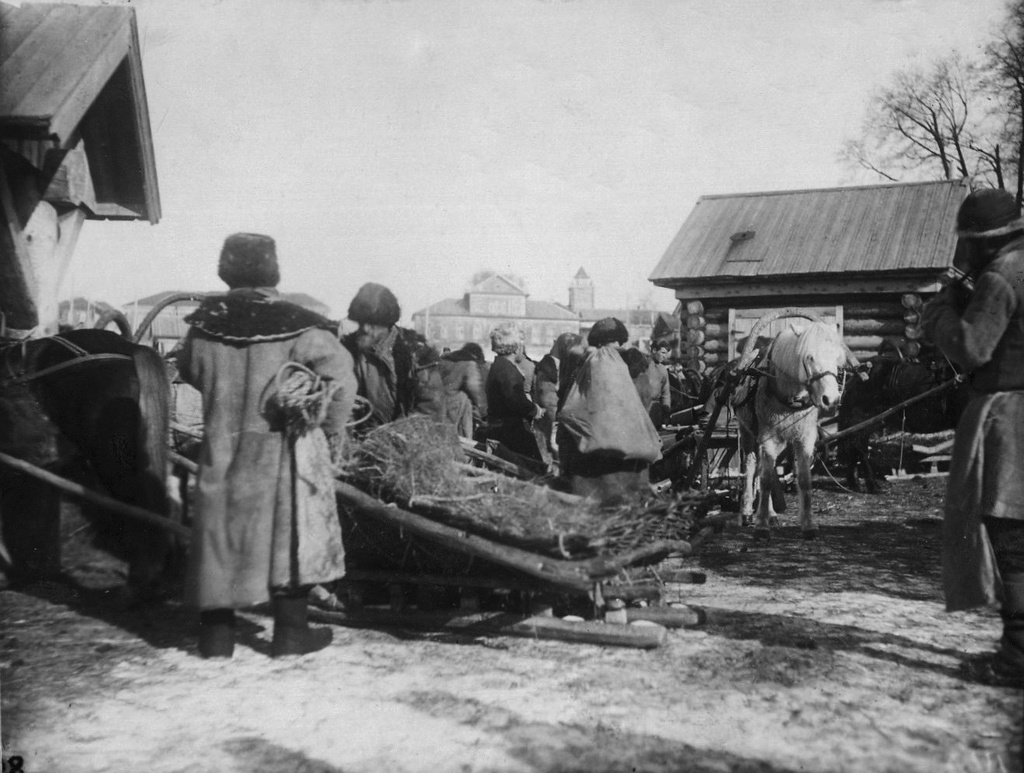 Базар в Кудымкаре, 8 марта 1931, Уральская обл., пгт. Кудымкар. В 1938 году поселок городского типа Кудымкар получил статус города.