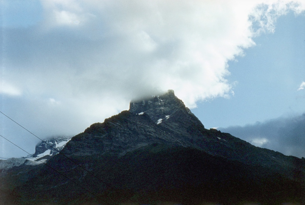 Вершина Белала-Кая, уходящая в облака, 1 - 28 августа 1985, Карачаево-Черкесская АО, Карачаевский р-н. Сейчас Карачаево-Черкесская Республика.