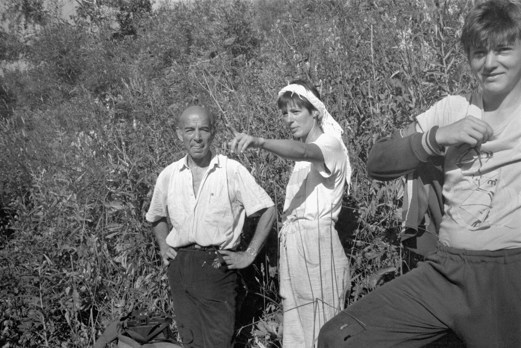Туристы на привале у озера Тальмень на Алтае, 19 августа 1989, Горно-Алтайская АО, Усть-Коксинский р-н. В центре двое – Марк и Кристиан (из Швейцарии), справа – Вадим. 