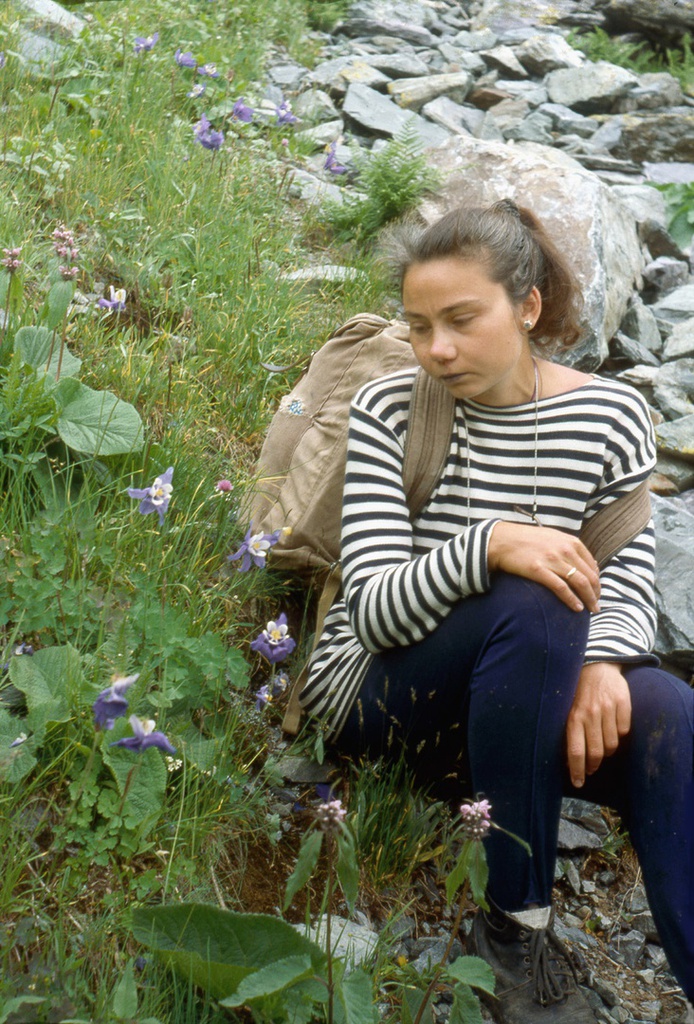 Геолог Ольга Афанасьева на алтайском горном склоне среди цветов, 20 августа 1989, Горно-Алтайская АО, Усть-Коксинский р-н. Хребет Катунские Белки.