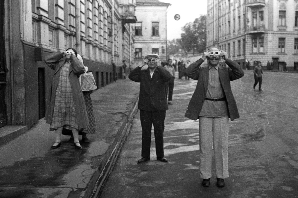 Москвичи наблюдают «Большое солнечное затмение», 19 июня 1936, г. Москва. 